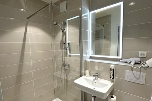 Tweepersoonskamer | Badkamer | Een douche, een haardroger, handdoeken