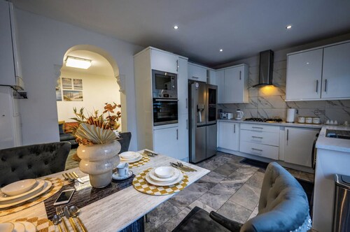 3bed rooms luxury home all rooms with Tv , sky  America fridge 