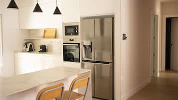 Geladeira, micro-ondas, fogão, cooktop