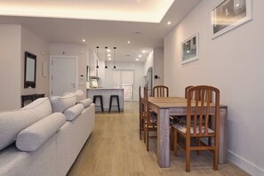 Télévision, livres, chaîne hi-fi, écrans d'ordinateur