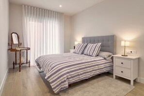 3 habitaciones, escritorio y tabla de planchar con plancha 