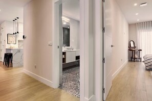 3 chambres, bureau, fer et planche à repasser, lit parapluie