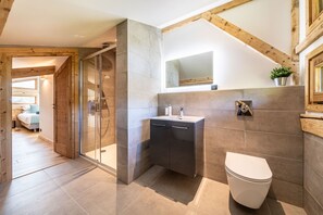 Shower, hair dryer, towels, soap - Luxury Alpine Chalet with Mountain Views, Hot Tub & Sauna (Essert-Romand)