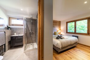 4 bedrooms, iron/ironing board, WiFi, bed sheets - Luxury Alpine Chalet with Mountain Views, Hot Tub & Sauna (Essert-Romand)