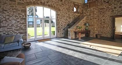 Coach House Wrexham sleeps 8