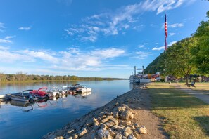 Marina - Water Street Cabin! Waterfront 2 bedroom, 1.5 bath, sleeps 8 (Marquette)