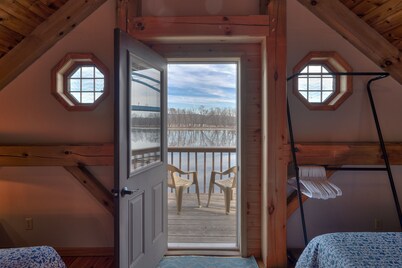 Water Street Cabin! Waterfront 2 bedroom, 1.5 bath, sleeps 8