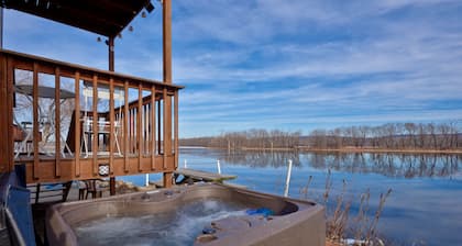 Water Street Cabin! Waterfront 2 bedroom, 1.5 bath, sleeps 8