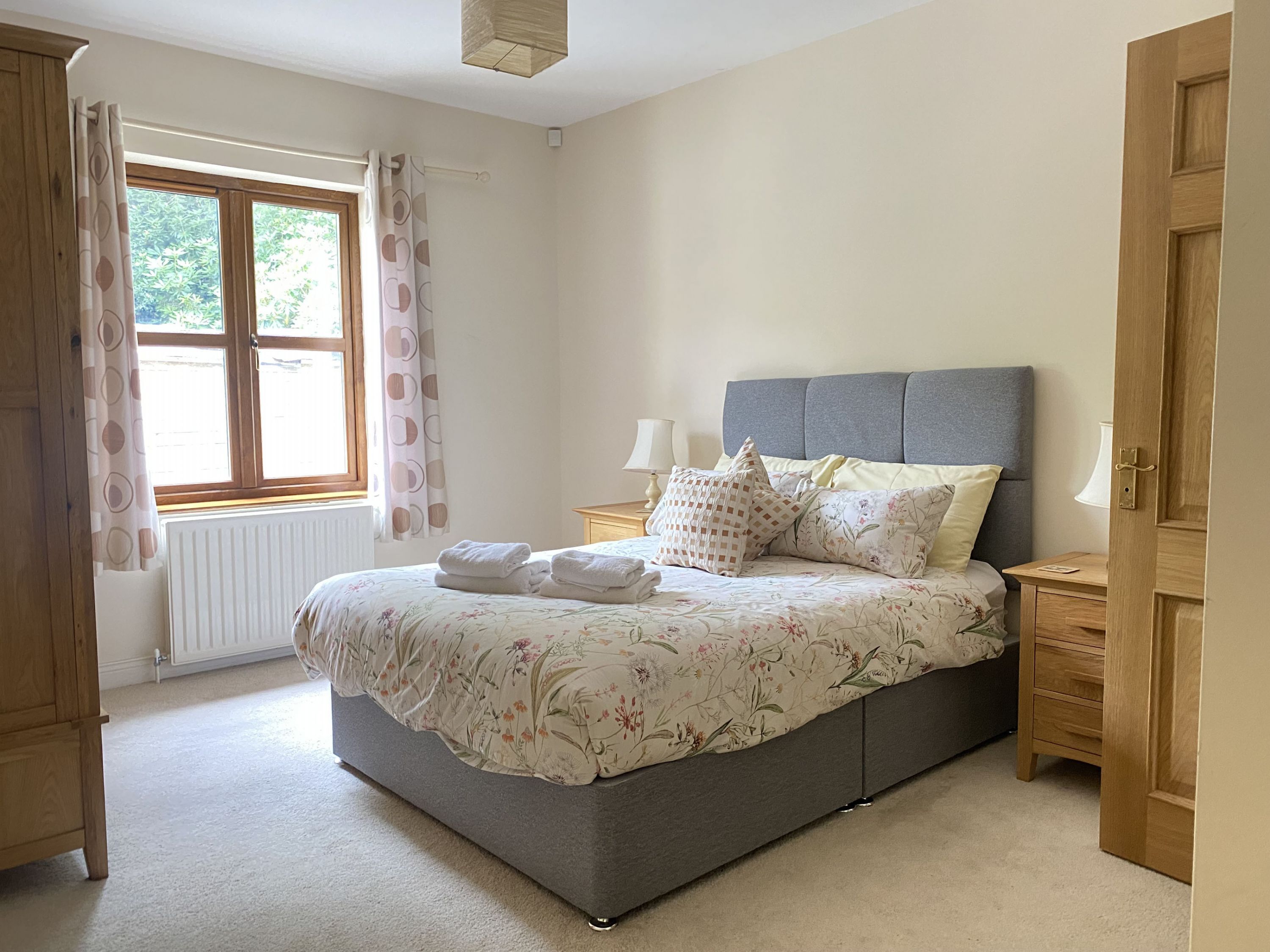 5 bedrooms, iron/ironing board, Internet, bed sheets