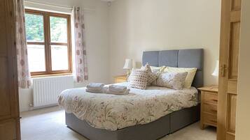 5 bedrooms, iron/ironing board, Internet, bed sheets