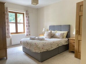 5 bedrooms, iron/ironing board, WiFi, bed sheets