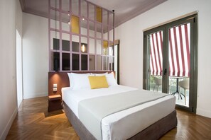 Habitación doble urbana | Área de sala de estar | Televisión de pantalla plana 