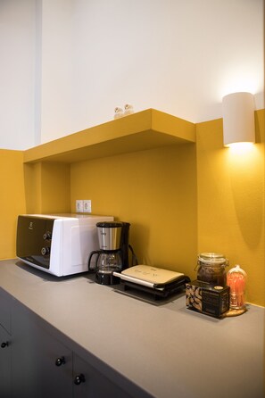 Frigobar, microondas y utensilios de cocina 