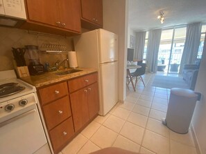 Een koelkast, een magnetron, een kookplaat