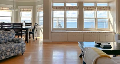 The Red Rock Beach House 🌊 Relax, Unwind & Enjoy! *Reduced Winter Rates!*