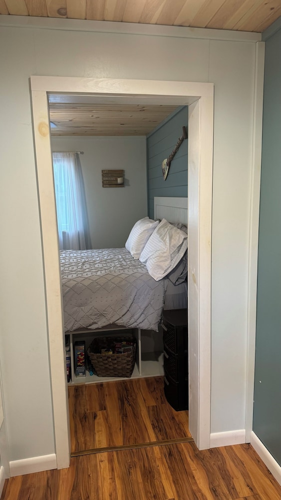 Cozy escape in Portage Lake. Sleeps up to ten people! Portage Lake Vrbo