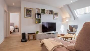 2 slaapkamers, een bureau, een strijkplank/strijkijzer, reisbedje