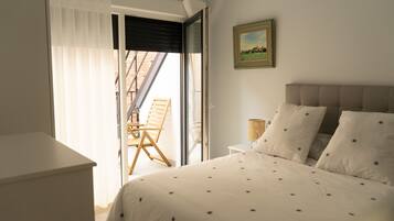 2 chambres, bureau, fer et planche Ă repasser, lit parapluie