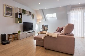 Smart-tv, boeken, een stereo en een computerscherm