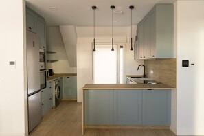 Een koelkast, een microgolfoven, een oven, een kookplaat