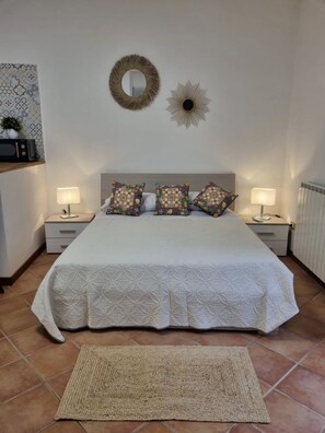 1 habitación, insonorización y tabla de planchar con plancha 