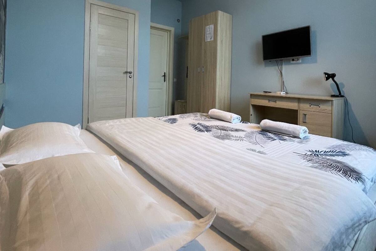 Chambre Confort, 1 très grand lit | Bureau, espace de travail pour ordinateur portable, rideaux occultants
