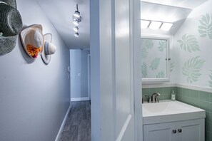 Regadera, secadora de cabello, toallas, jabón 