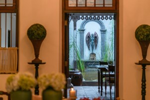 Televisión de pantalla plana de 43 pulgadas con canales por cable