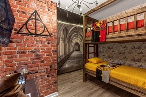 10 bedrooms, travel cot, WiFi, bed sheets