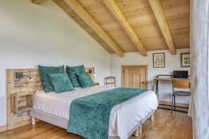 4 bedrooms, desk, iron/ironing board, free WiFi