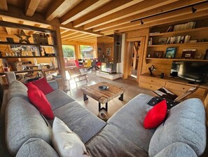 Smart TV, fireplace, books, stereo