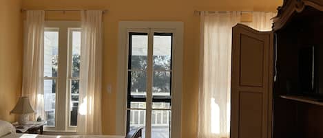 Luxury 1 King Bed, Non Smoking, Patio | Wifi gratis y ropa de cama