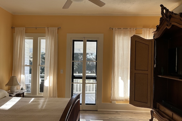 Luxury 1 King Bed, Non Smoking, Patio