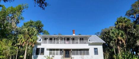 Vista frontal de la propiedad