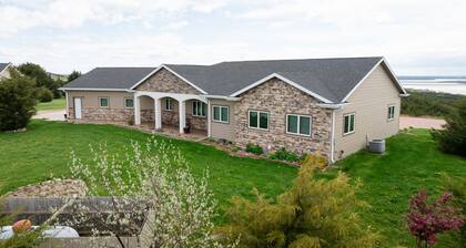 Amazing views & amenities, park inside,1 King, 2 Queens,1 twin,1 sofa bed, pets