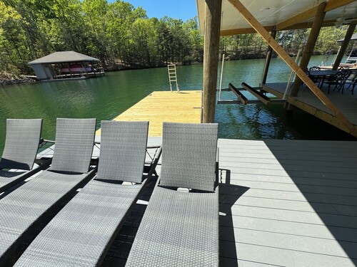 NEW 2024! LUXURY LAKEFRONT!Chef's Kitchen, Elevator, Firepit, Bar, Gameroom!