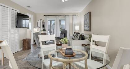 Completely Renovated 2 bed, 5 Star Condo. Pool and Tennis Close to the Beach