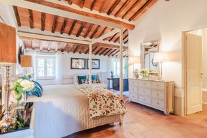 10 habitaciones, tabla de planchar con plancha y ropa de cama