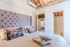 10 bedrooms, iron/ironing board, bed sheets