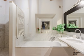 Shower, hair dryer, towels - Villa Francigena Luxury 10 bedroom Farmhouse Villa (Lucca)
