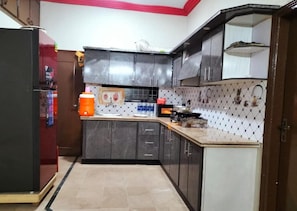 Deluxe Double Room | Shared kitchen - Subhan Palace Guest House (Karachi)