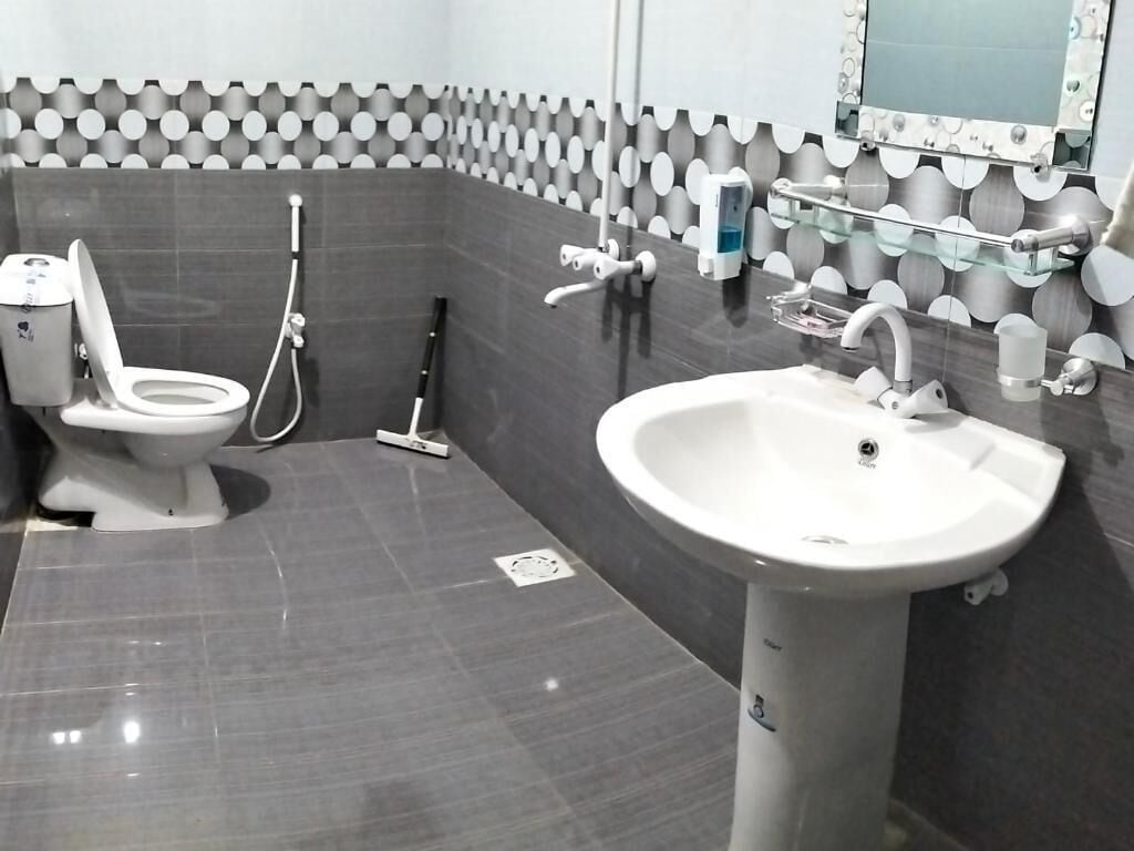 Quarto casal luxo | Banheiro | Chuveiro, produtos de toalete de grife, toalhas de banho, sabonete