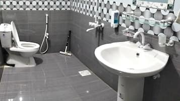 Quarto casal luxo | Banheiro | Chuveiro, produtos de toalete de grife, toalhas de banho, sabonete