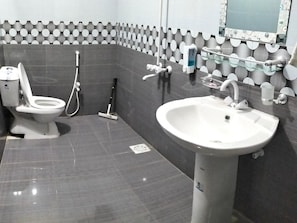 Deluxe Double Room | Bathroom - Subhan Palace Guest House (Karachi)