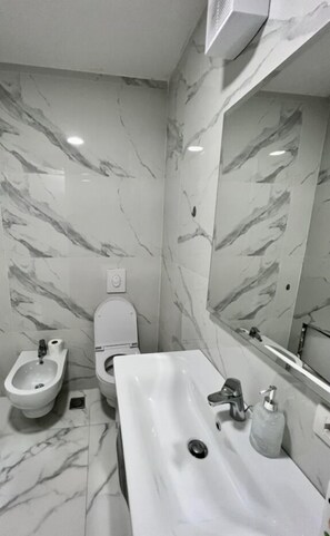 Shower, rainfall showerhead, free toiletries, hair dryer - Ocean 27 (Durrës)