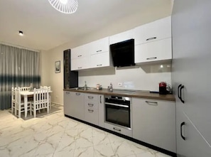 Full-size fridge, microwave, oven, espresso maker - Ocean 27 (Durrës)