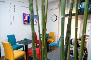 Premium Double Room | Living area | 32-inch Smart TV with cable channels, Netflix, streaming services - Guest House al Viale (Caltagirone)