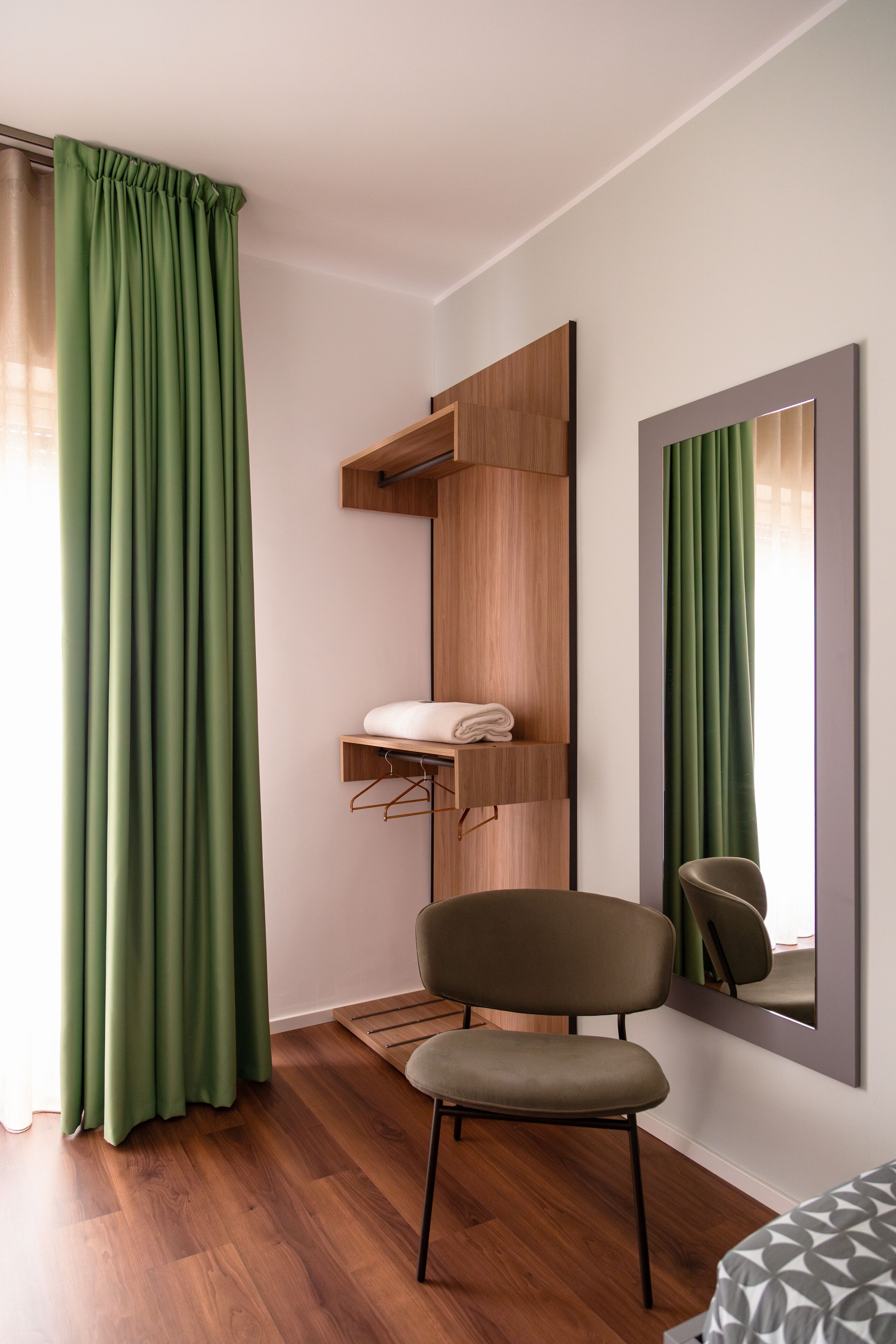 Quarto solteiro premium | Camas com colchões pillow-top, individualmente mobiliados, escrivaninha