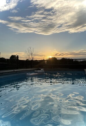 Pool - Cosy Remote Cabin with Hot tub and Swimming Pool in vast private space, for 10 (Little Downham)