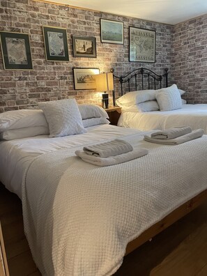 4 bedrooms, iron/ironing board, travel crib, WiFi - Cosy Remote Cabin with Hot tub and Swimming Pool in vast private space, for 10 (Little Downham)